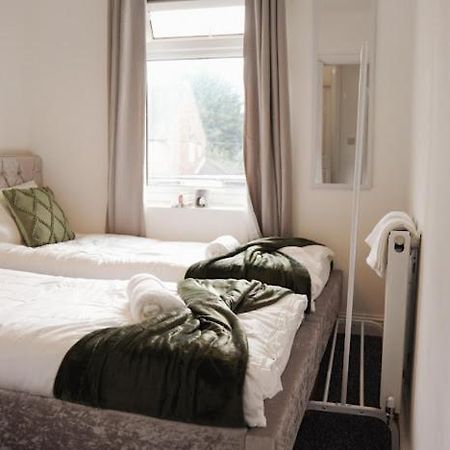 Home In Speke- 8 Mins Walk To Airport エクステリア 写真