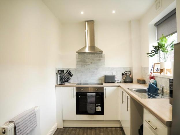 Home In Speke- 8 Mins Walk To Airport エクステリア 写真