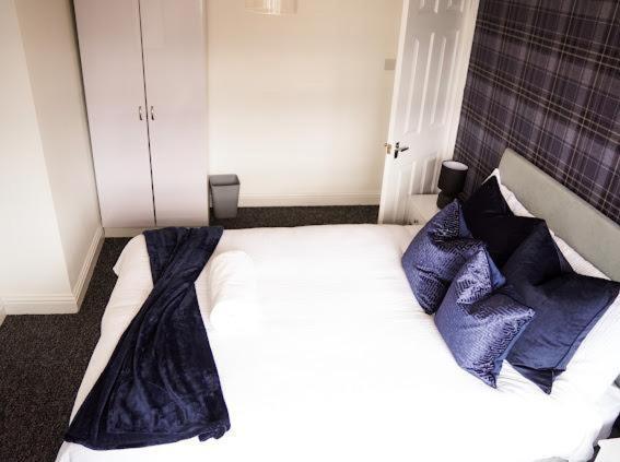 Home In Speke- 8 Mins Walk To Airport エクステリア 写真
