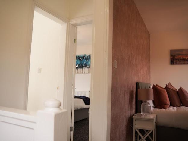 Home In Speke- 8 Mins Walk To Airport エクステリア 写真