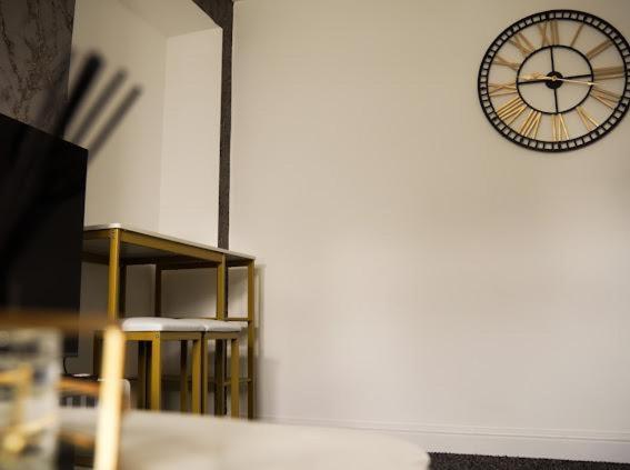 Home In Speke- 8 Mins Walk To Airport エクステリア 写真