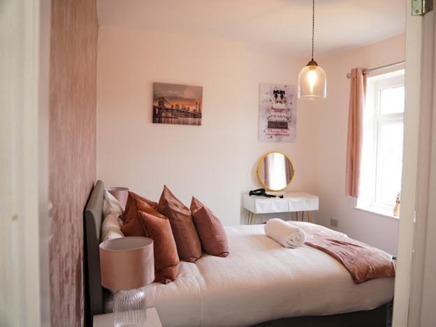 Home In Speke- 8 Mins Walk To Airport エクステリア 写真