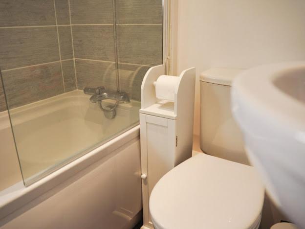 Home In Speke- 8 Mins Walk To Airport エクステリア 写真