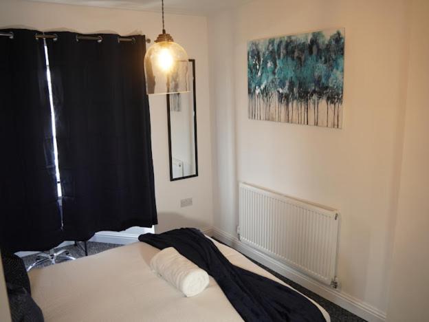 Home In Speke- 8 Mins Walk To Airport エクステリア 写真