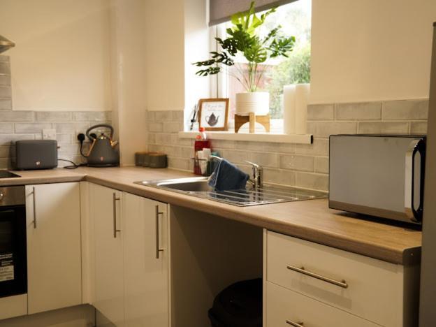 Home In Speke- 8 Mins Walk To Airport エクステリア 写真